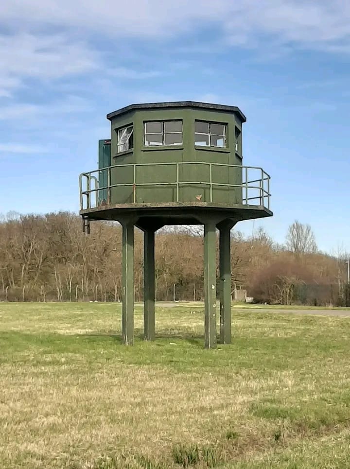 Green, octagonal watchtower on four pillars with little surrounding it